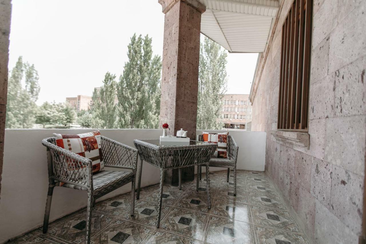 Castle Family Hotel Erivan Exterior foto